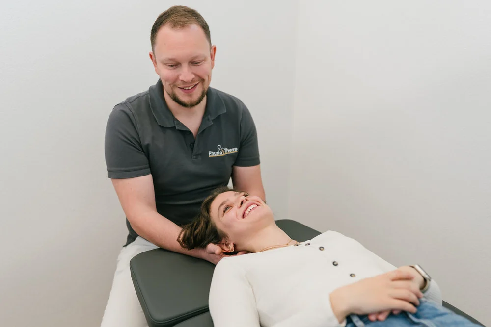 PhysioTherre Physiotherapeut Rauenberg, Stefan Therre bei der Behandlung einer Frau