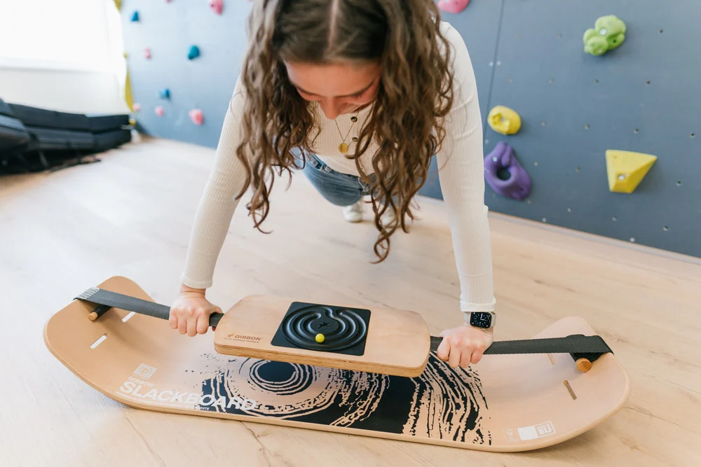 PhysioTherre Physiotherapeut Rauenberg, Frau macht Übung mit Slackboard
